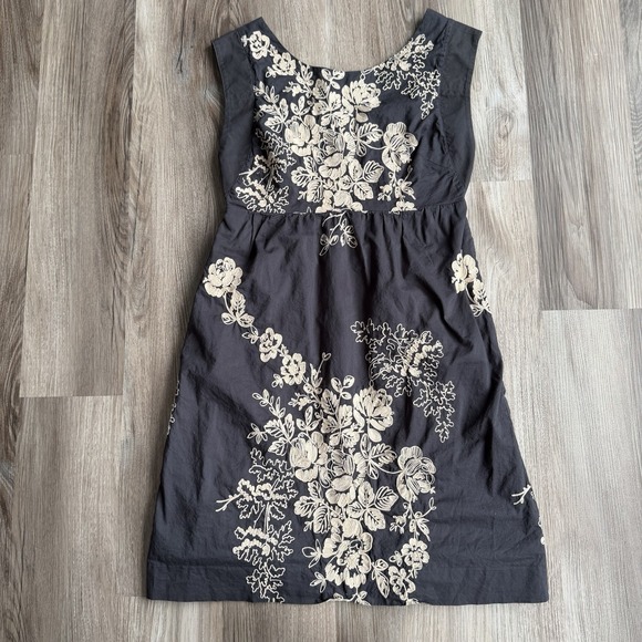 J.Crew Dresses & Skirts - J.Crew Gray Cotton Embroidered Floral Sleeveless Shift Pocket Dress Sz‎ 2